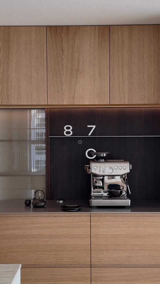 87degrees_ 게시물 이미지: 서로 다른 두 수종과 스틸, 유리와 패브릭까지.. 여러가지 물성이 겹쳐있음에도...