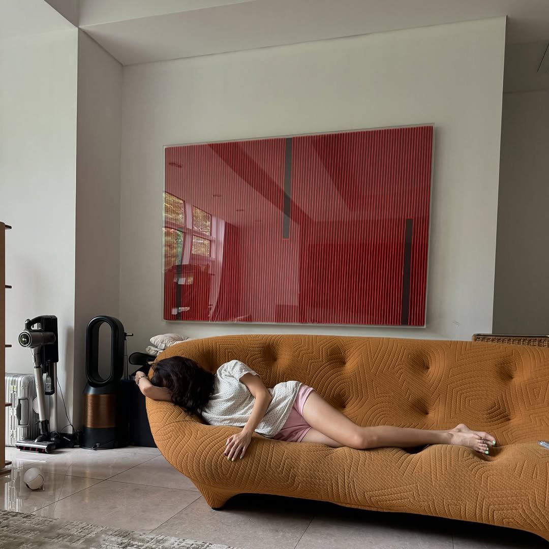 Photo by 이유빈 on September 13, 2025. May be an image of 1 person, sofa, chaise lounge, futon, bedroom and text.