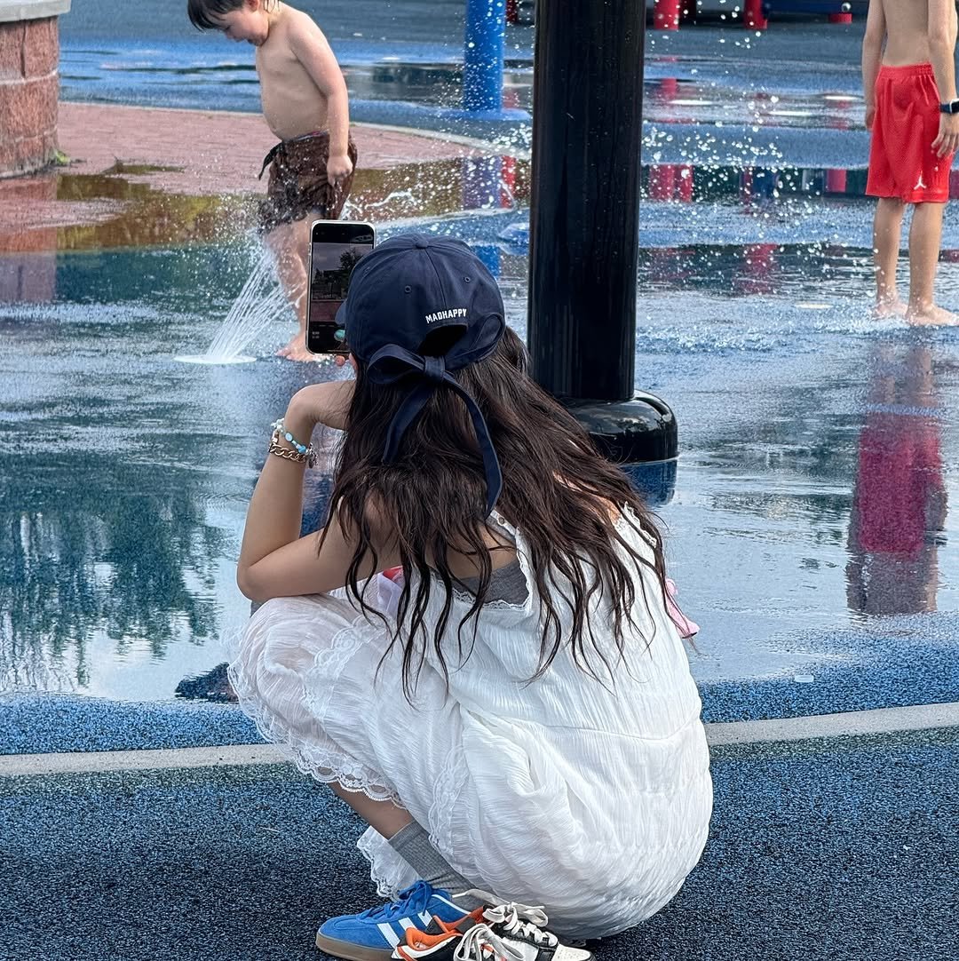 Photo by 이유빈 on July 17, 2025. May be an image of 3 people, child, sprinkler, body of water, park, fountain and text.