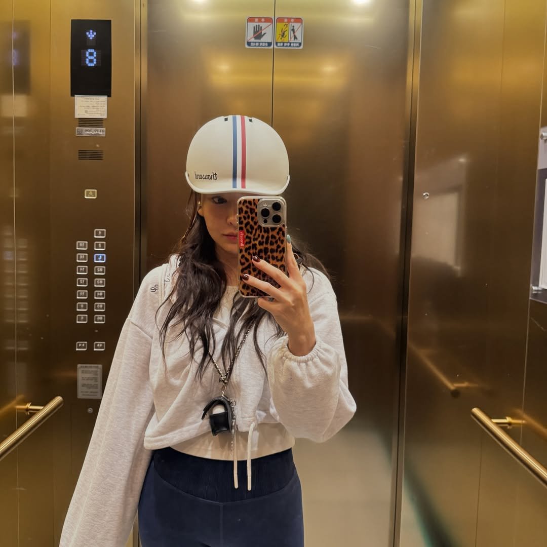 Photo by 이유빈 on September 18, 2025. May be a selfie of 1 person, hat, sportswear, helmet, top, turtleneck and text.