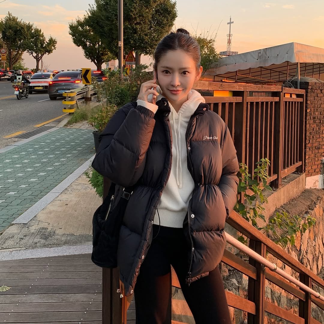 Photo by 이유빈 on October 21, 2025. May be an image of duffle coat, overcoat, goosedown coat, fur coat, parka, flight jacket, outdoors and text.