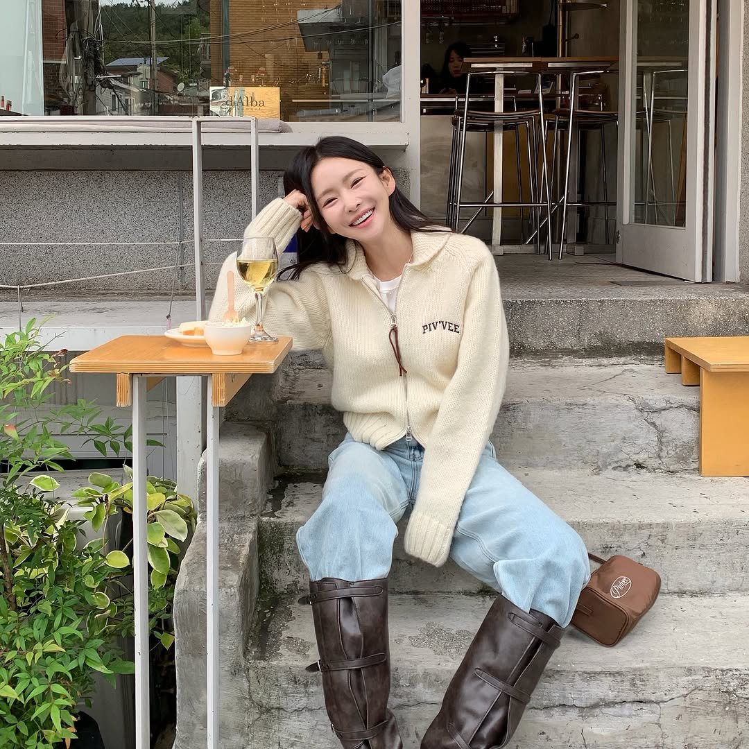 Photo by 이유빈 on October 22, 2025. May be an image of duffle coat, boots, turtleneck, parka and text.