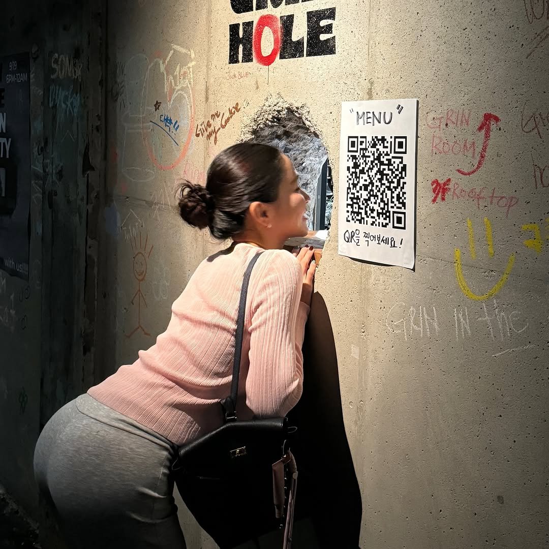 Photo by 이유빈 on September 19, 2025. May be an image of ‎1 person, manhole and ‎text that says '‎HOLE qebe له MENU 尊 QRI 찍개보세요!‎'‎‎.