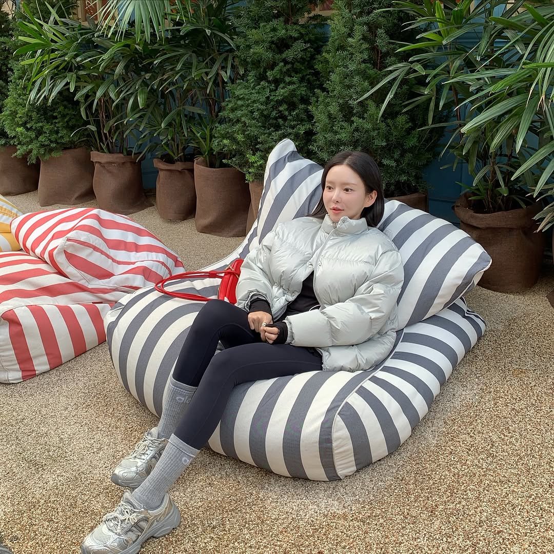 Photo by 이유빈 on October 24, 2025. May be an image of beanbag chair, deck chair, futon, armchair, chaise lounge, outdoors and text.