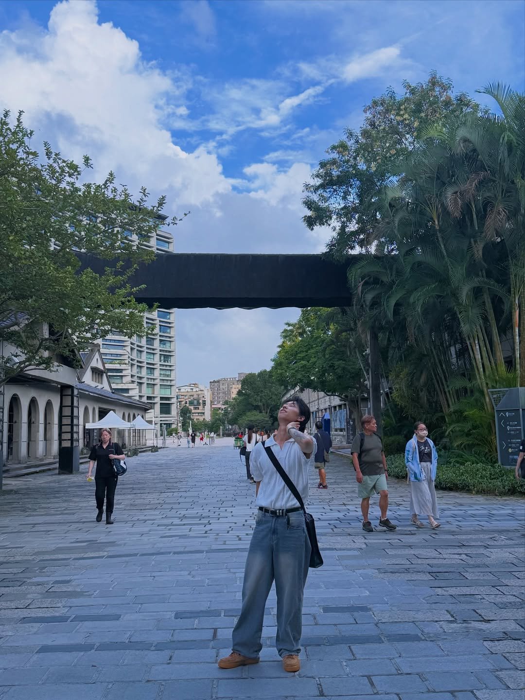 Photo by 박 태상 in 대만, 타이베이. May be an image of monument, cloud and text.