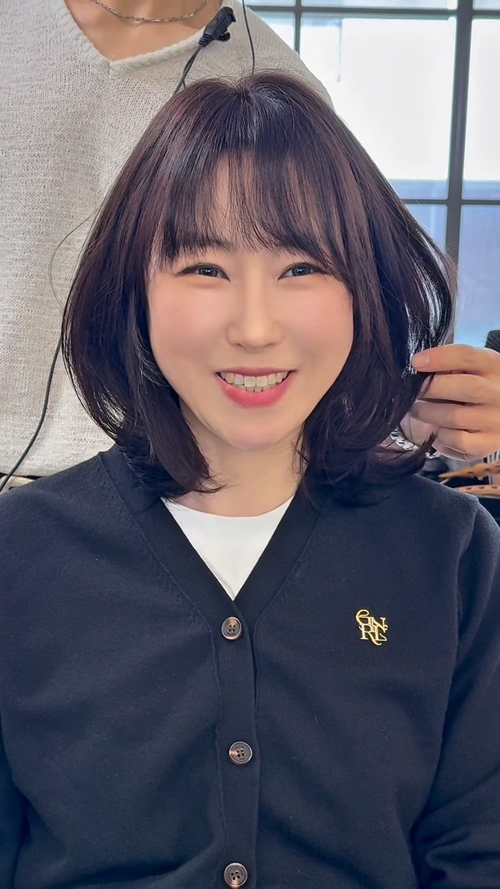 92sang_ 게시물 이미지: 볼륨을 인위적으로 살리는 것이 아니라 커트의 실루엣과 컬러감의 대비로도 생기 있는...