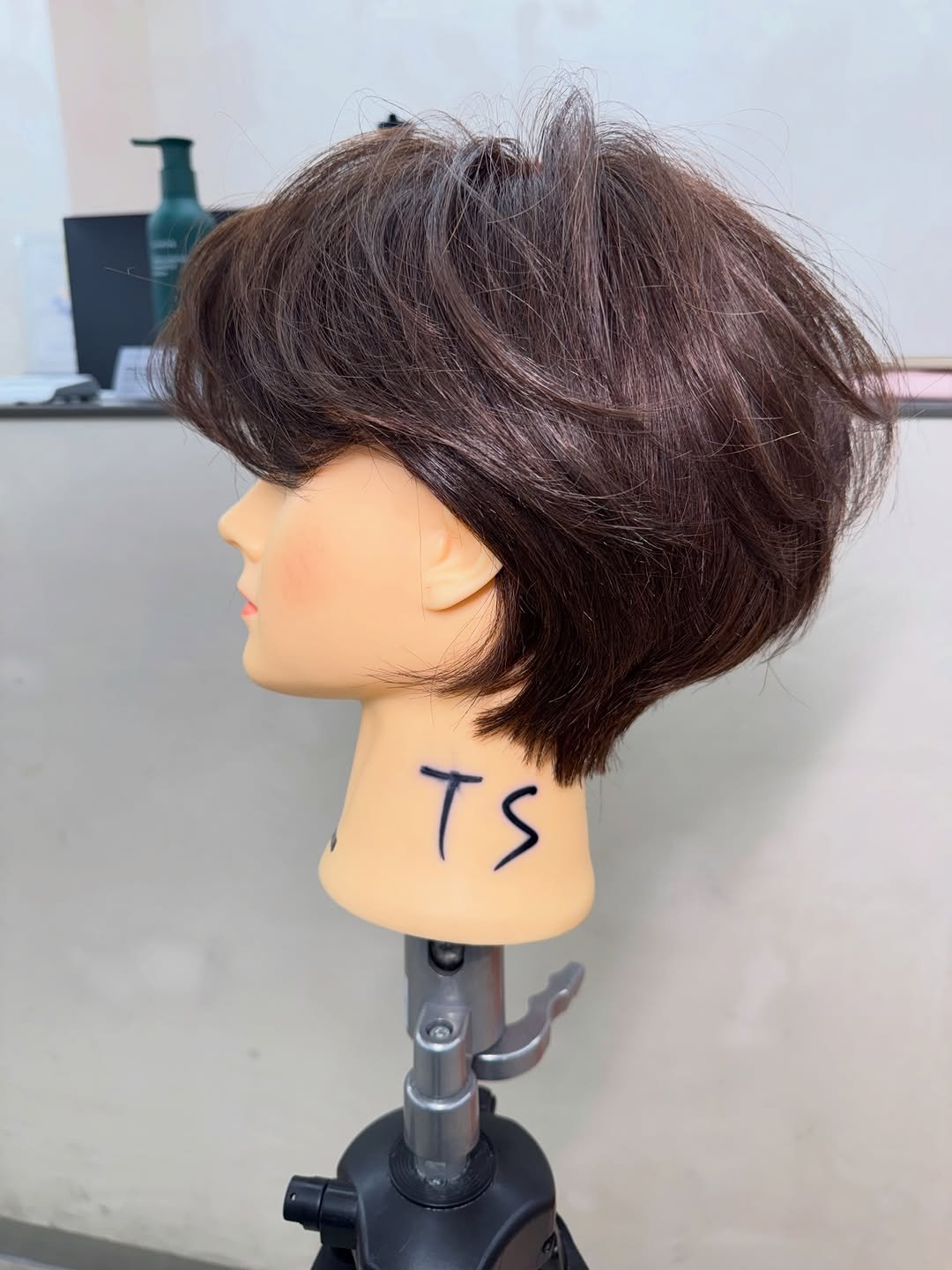 Photo by 박 태상 on February 14, 2026. May be an image of one or more people, hair, mannequin and text.