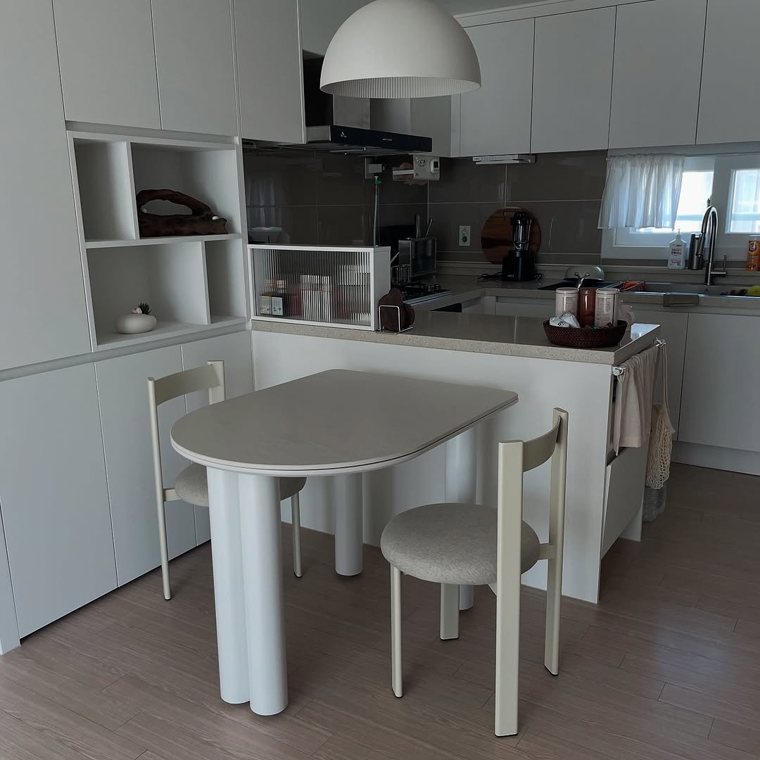 Photo by 930furniture_table(930퍼니처) on August 21, 2025. May be an image of dining table, kitchen table, indoors, kitchen and text.