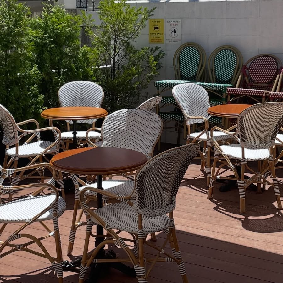 Photo by 930furniture_table(930퍼니처) on September 08, 2025. May be an image of deck chair, outdoors and text.