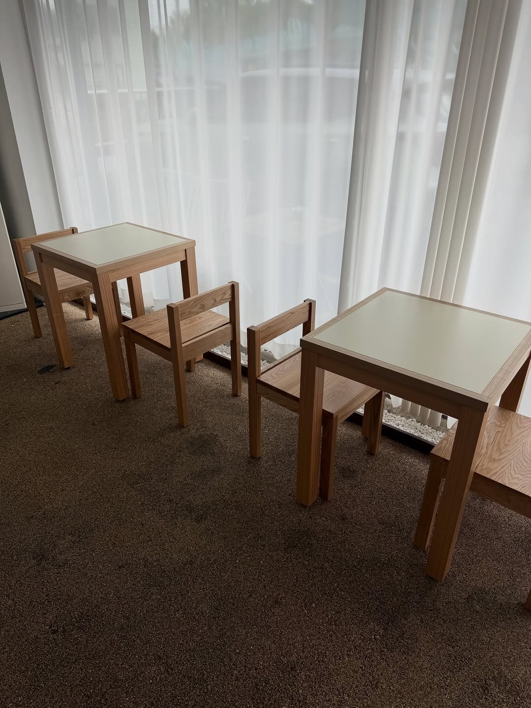 930_table 게시물 이미지: [ 상품명 ]
루나테이블

[ 사이즈 ]
W600

[ 색상 ]
내추럴

[ 소재...
