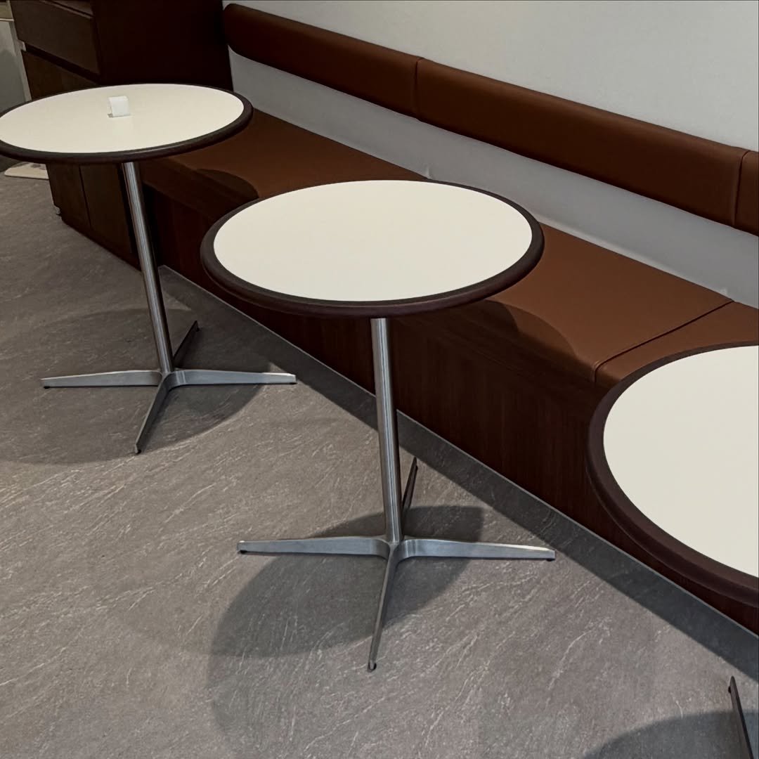 930_table 게시물 이미지: [ 상품명 ]
모프테이블

[ 사이즈 ]
W600

[ 색상 ]
월넛

[ 소재 ]...