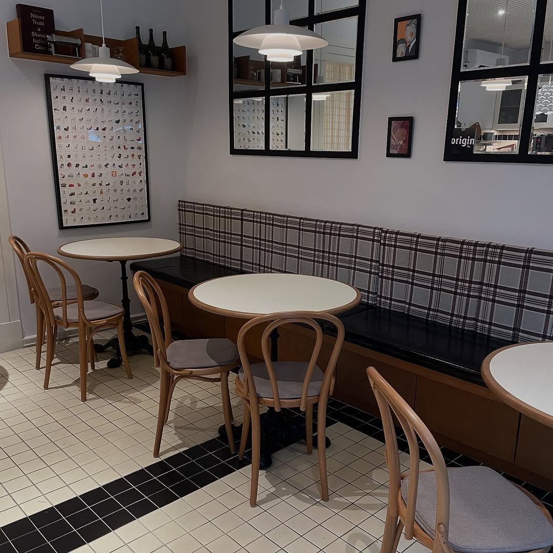 Photo by 930furniture_table(930퍼니처) on September 18, 2025. May be an image of indoors and text.