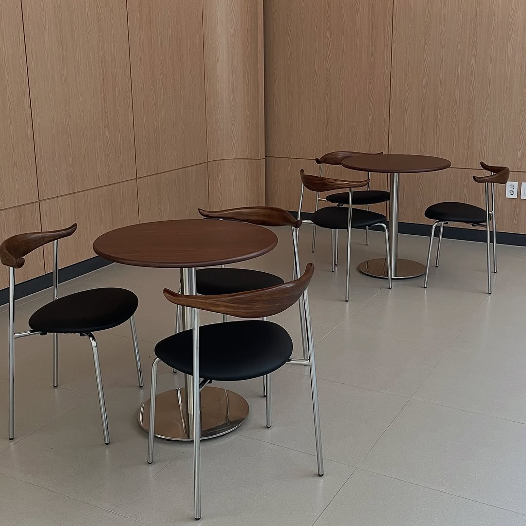 Photo by 930furniture_table(930퍼니처) on July 10, 2025. May be an image of table, indoors and text.