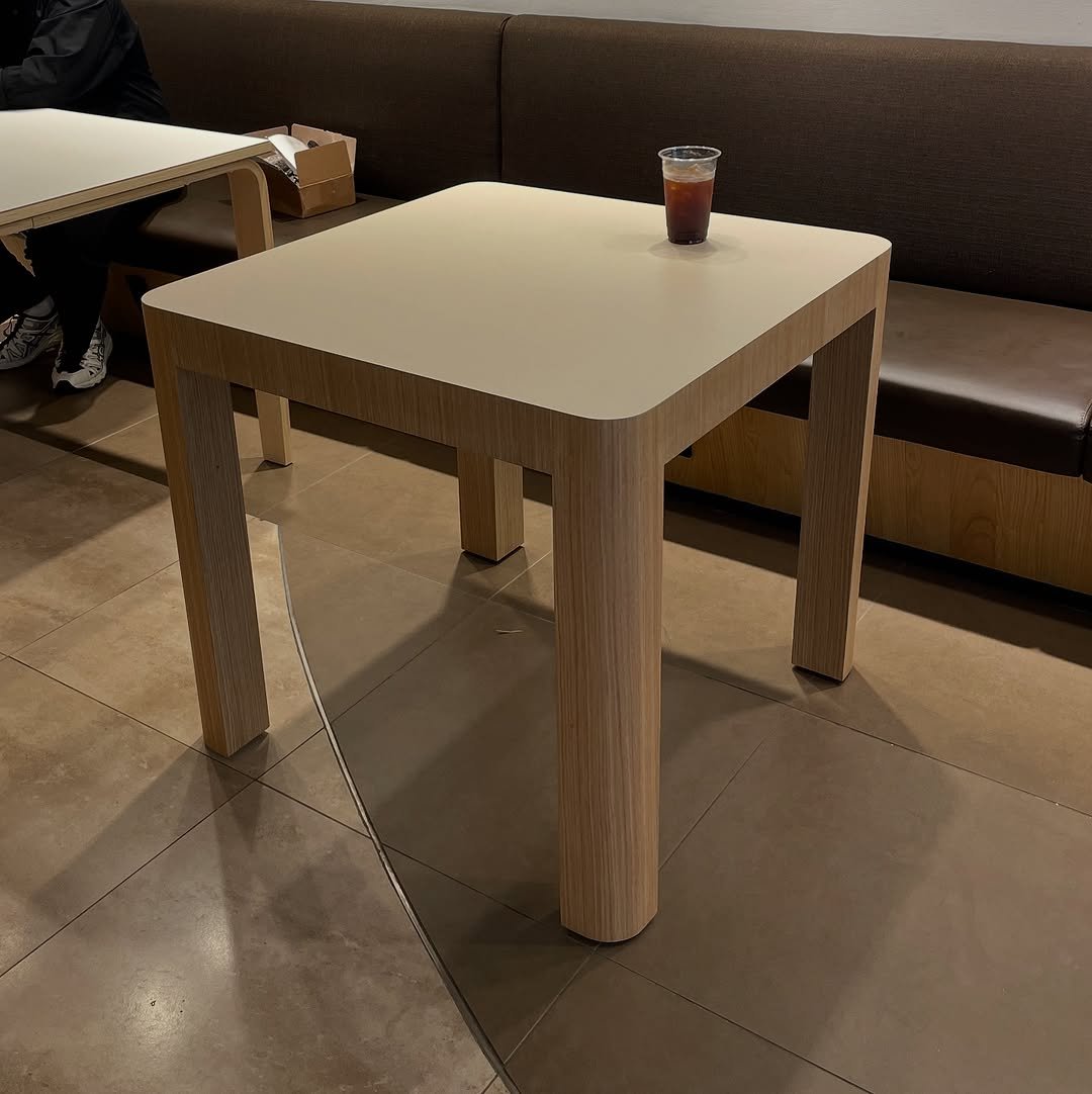 Photo by 930furniture_table(930퍼니처) on July 16, 2025. May be an image of 1 person, table, cornflower and text.