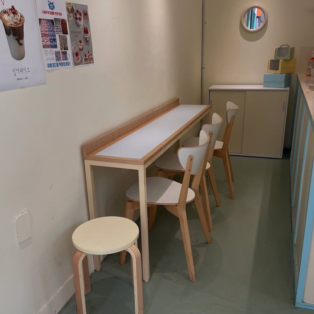 Photo by 930furniture_table(930퍼니처) on July 08, 2025. May be an image of table, desk, bureau, cornflower and text.
