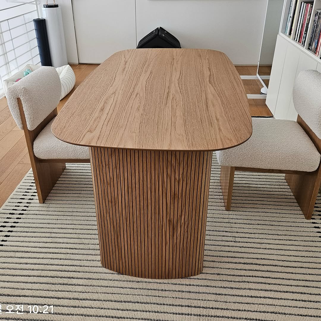 Photo by 930furniture_table(930퍼니처) on August 20, 2025. May be an image of table, dining table, kitchen table, indoors and text.