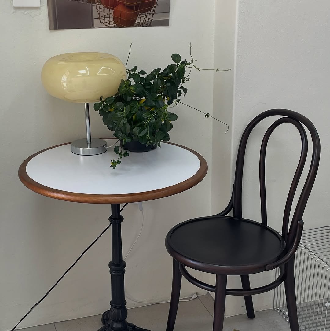 Photo by 930furniture_table(930퍼니처) on July 22, 2025. May be an image of dining table, indoors and text.