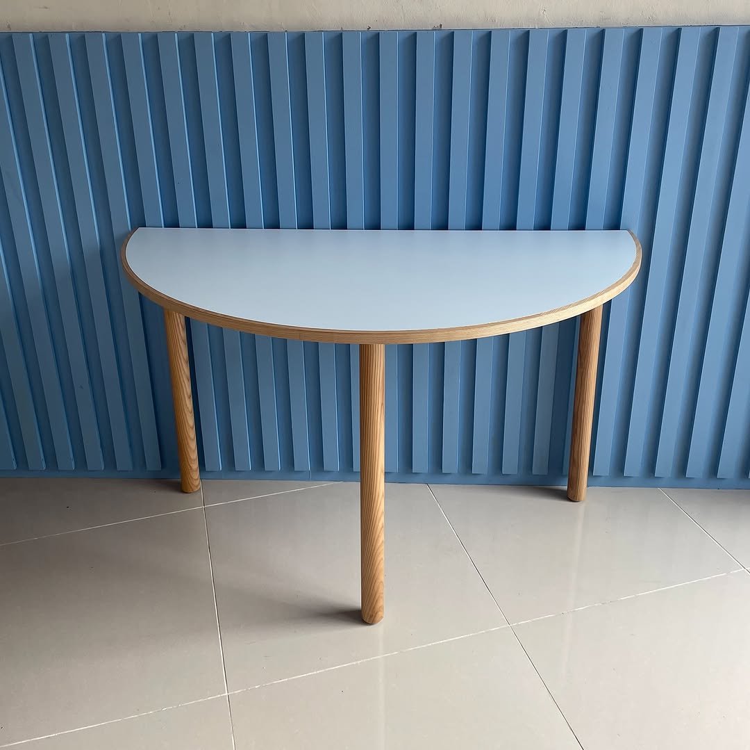 Photo by 930furniture_table(930퍼니처) on July 12, 2025. May be an image of table and text.