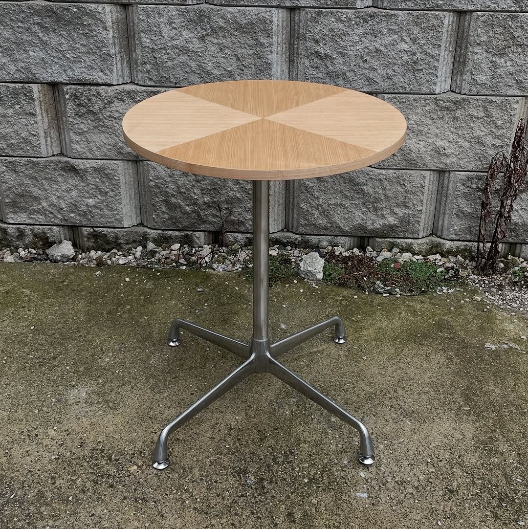 Photo by 930furniture_table(930퍼니처) on July 16, 2025. May be an image of table and text.
