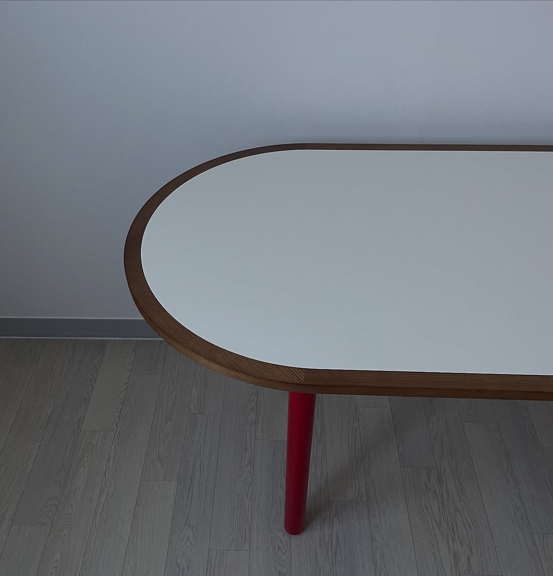 Photo by 930furniture_table(930퍼니처) on September 30, 2025. May be an image of table, dining table and text.