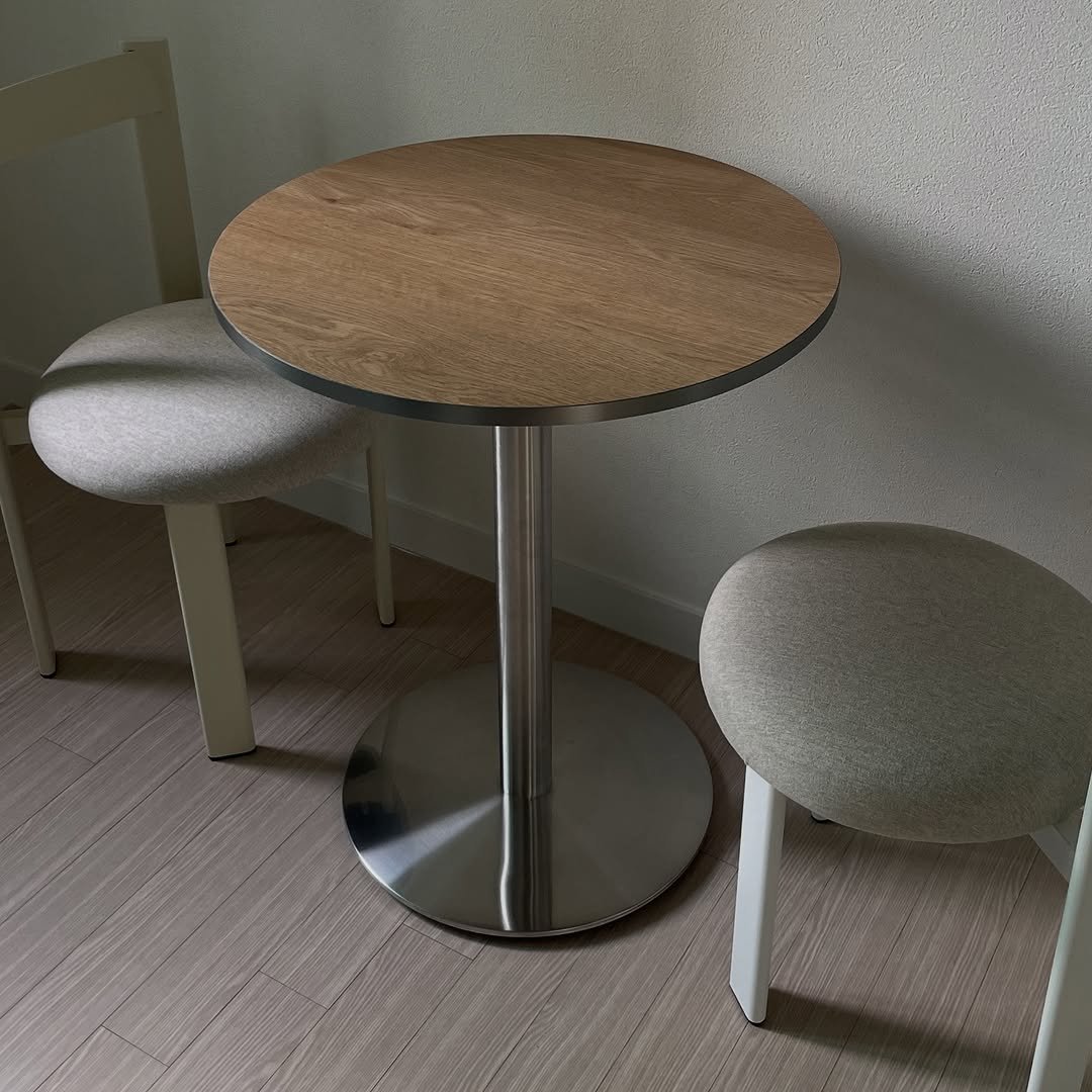 Photo by 930furniture_table(930퍼니처) on September 15, 2025. May be an image of table, dining table and text.