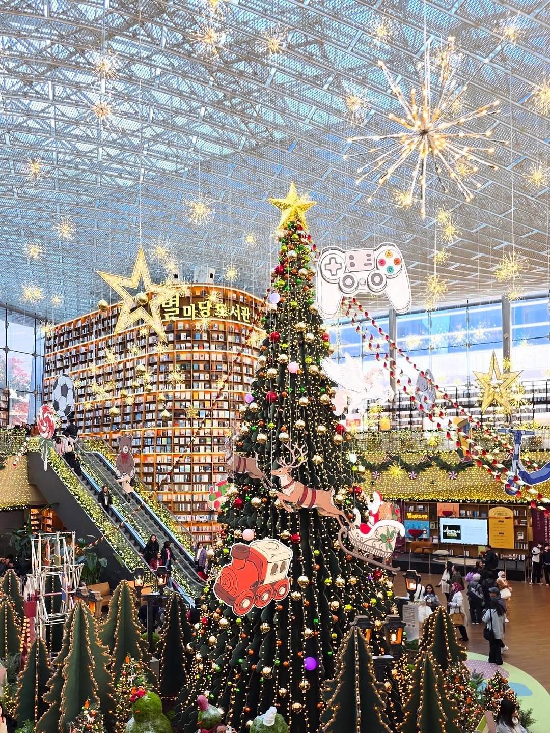 Photo shared by 키키야𖤐 on November 19, 2025 tagging @starfield.official, and @starfield.library. May be an image of christmas tree, tinsel and text.