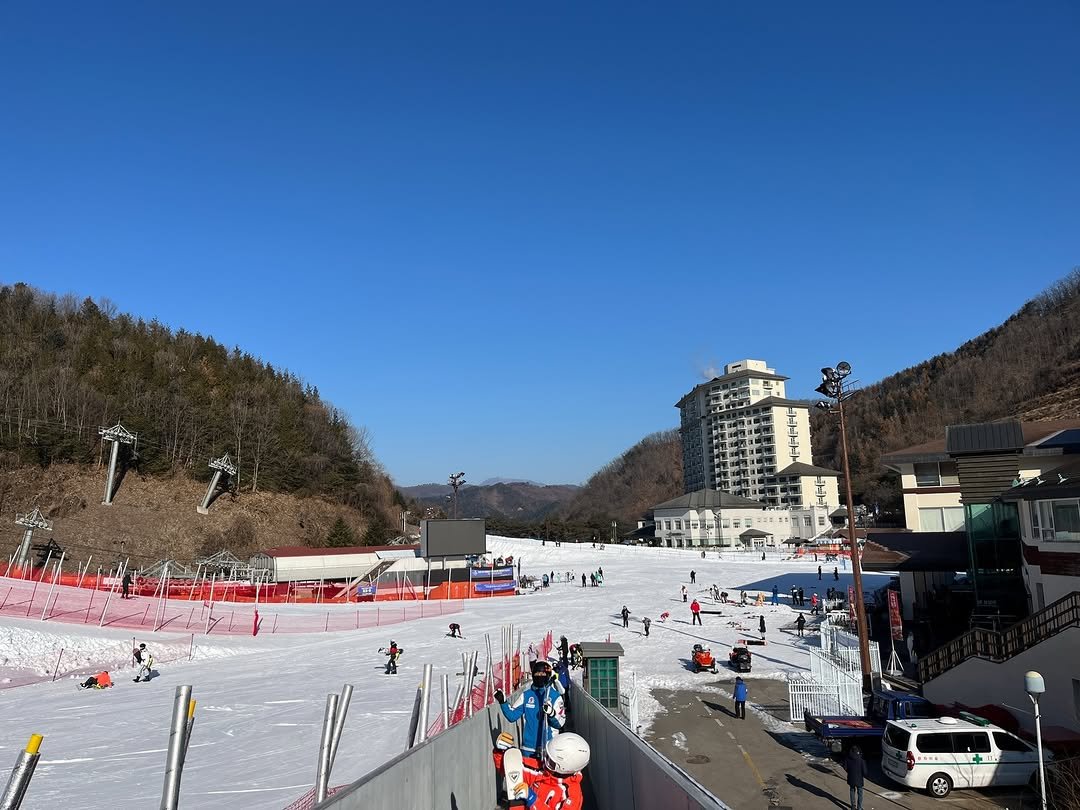 Photo by 키키야𖤐 on January 20, 2026. May be an image of ski, ski slope and text.