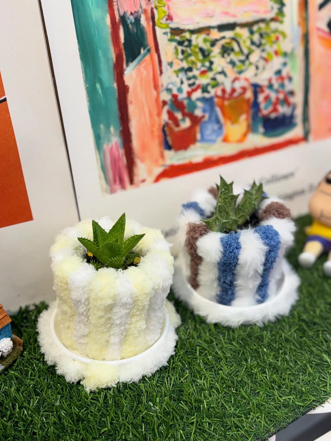 Photo by 키키야𖤐 on October 09, 2025. May be an image of flower pot, house plant, cactus and text.