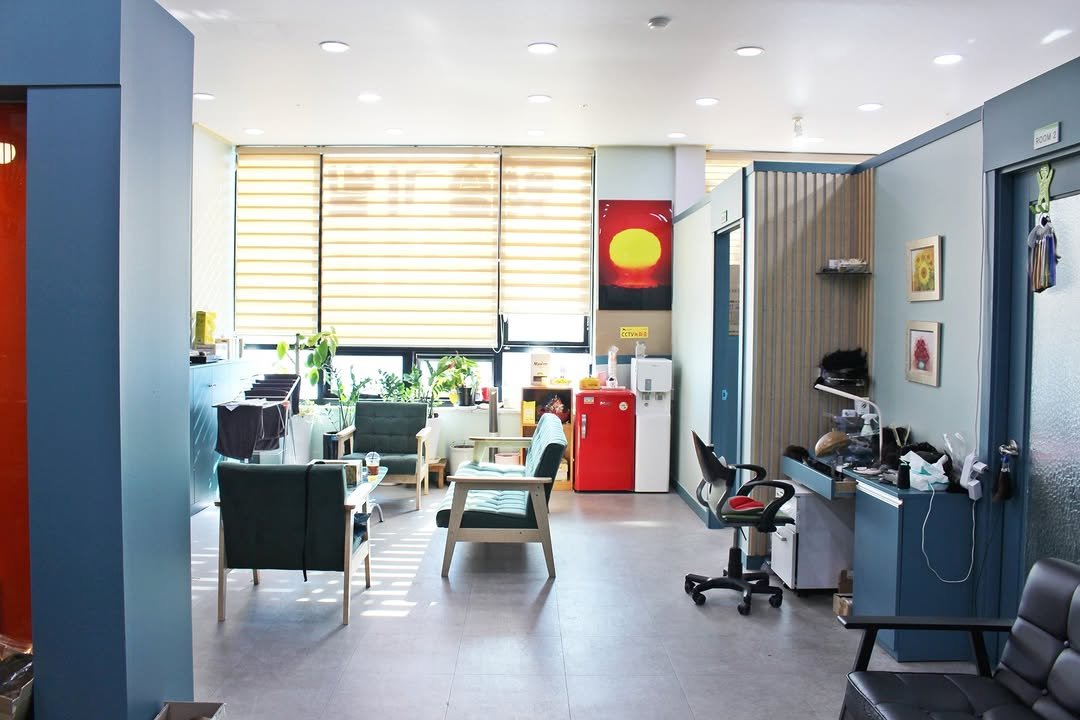 Photo by 키키야𖤐 on March 24, 2026. May be an image of lighting, bureau, indoors, sliding door, office and text.