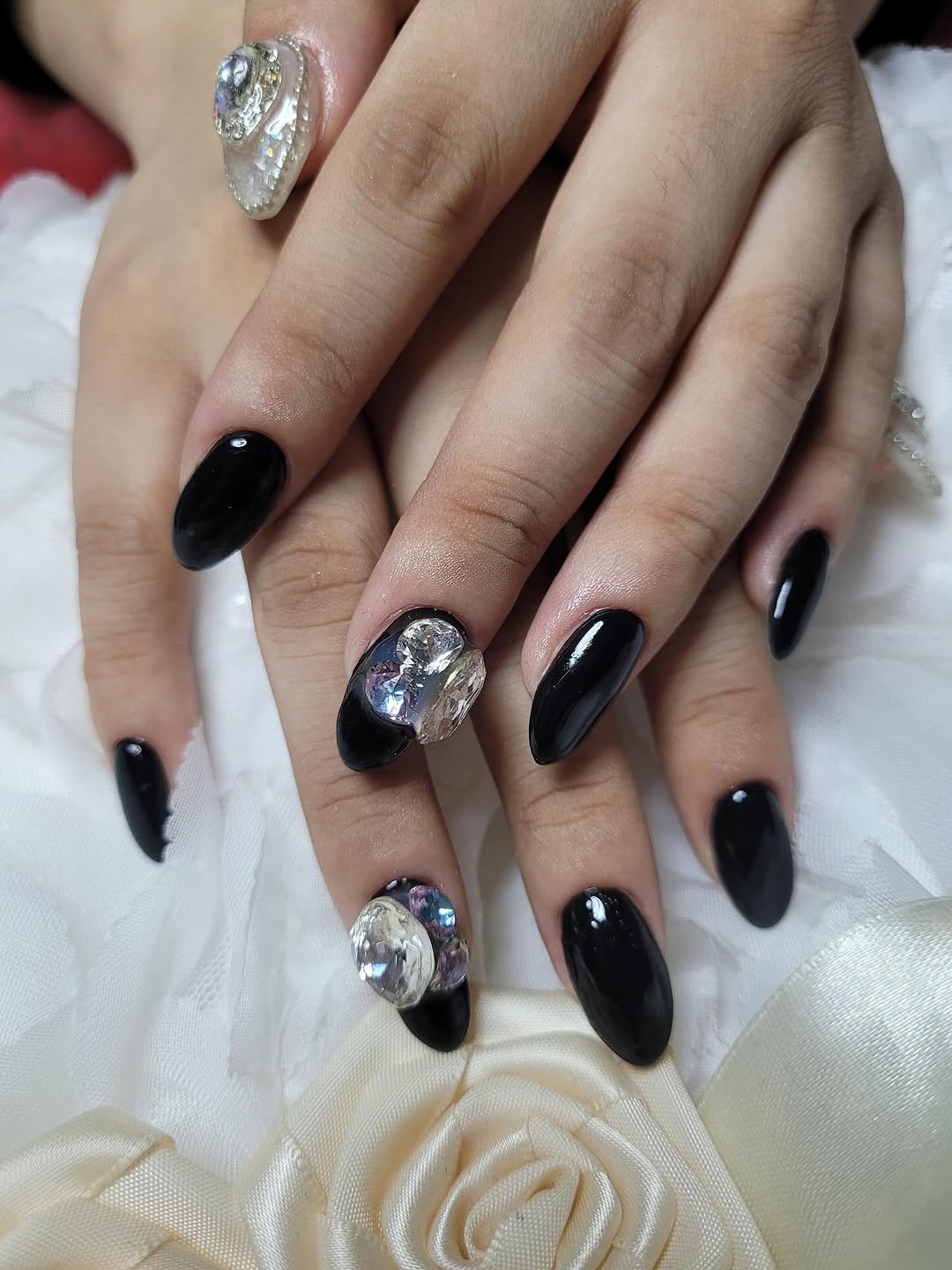 Photo by 키키야𖤐 on October 09, 2025. May be an image of one or more people, fingernails and text.