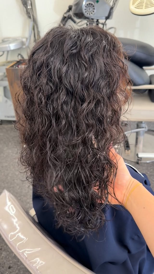 987_hair 게시물 이미지: 뿌리부터 복실복실 볼륨 빵빵한

히피펌 스타일!

가벼운 레이어드 컷이랑 같이...