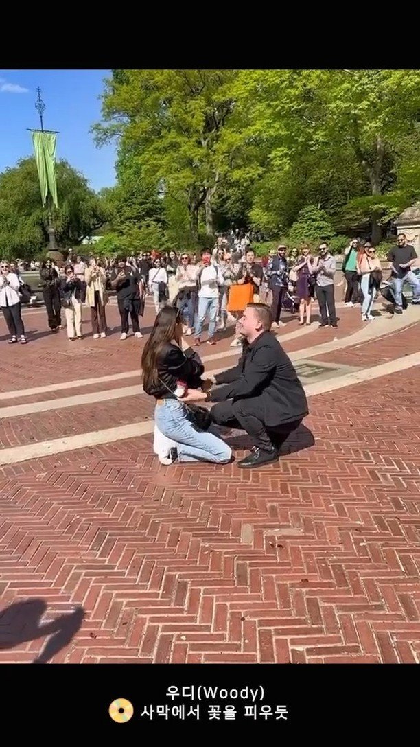 9n_bro 게시물 이미지: 주위에서 박수 쳐주는데 내가 다 울컥하네..
이런 고백 받고 싶다.. 💍

우디 -...