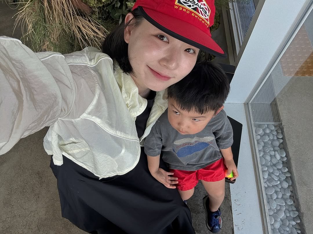 Photo by 구라미 (김수지) | 애둘맘, 라이프, 패션, 뷰티 on July 30, 2025. May be a selfie of hat, raincoat and text.