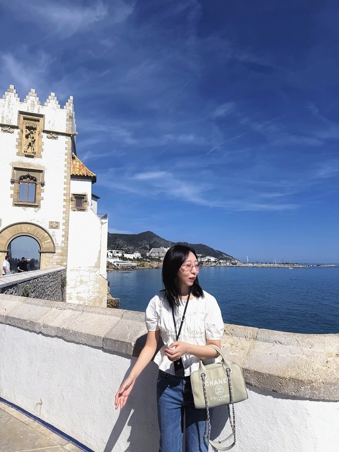 Photo shared by 남쪽구슬 | 키작녀 패션 데일리룩 | 똥손 뷰티 모공부자 on April 23, 2026 tagging @gentlemonster, and @chanelofficial. May be an image of Camogli and text.