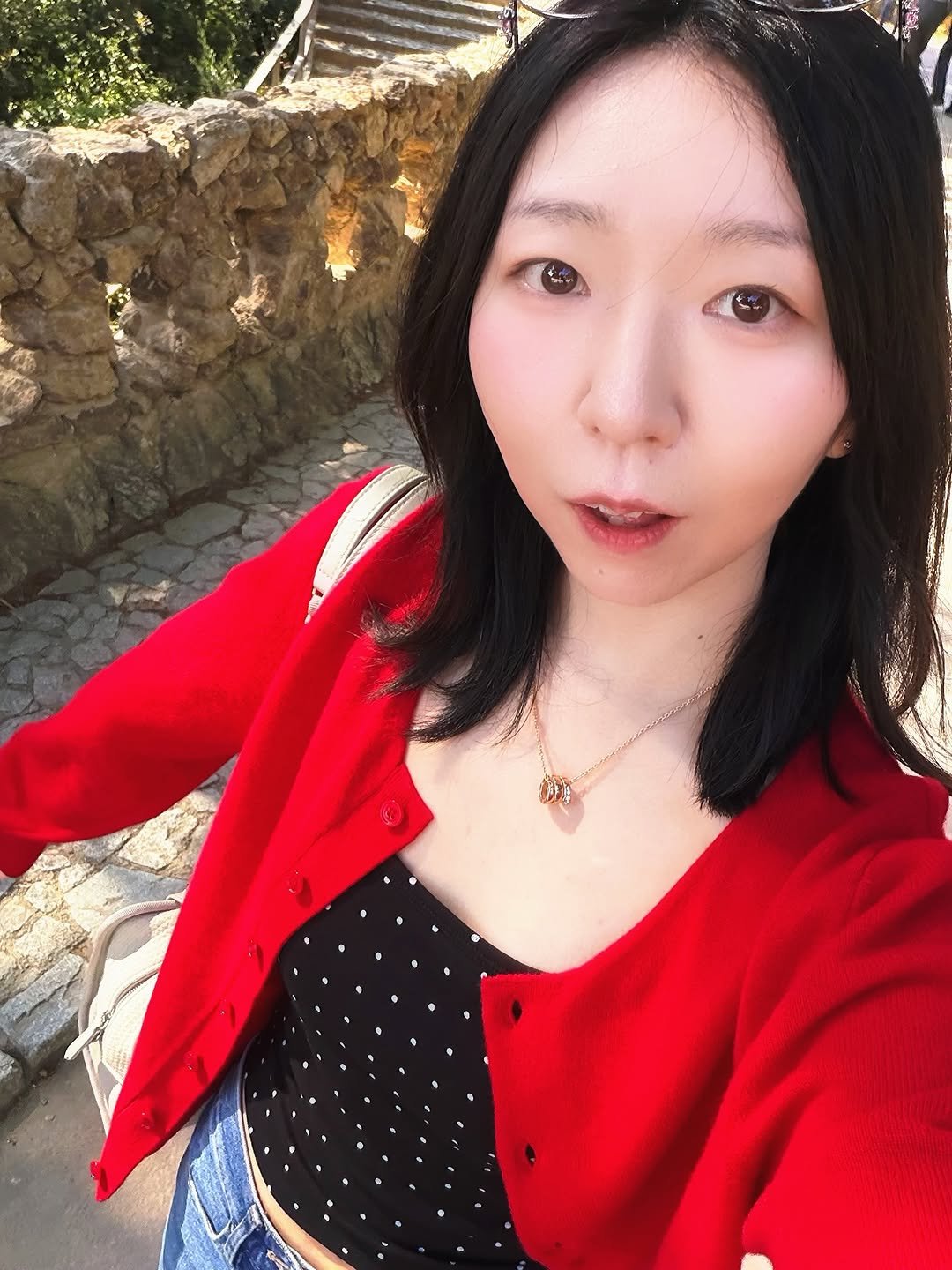 Photo shared by 남쪽구슬 | 키작녀 패션 데일리룩 | 똥손 뷰티 모공부자 on April 25, 2026 tagging @bvlgari, and @aliexpresskr_official. May be an image of one or more people, hair, top and text.