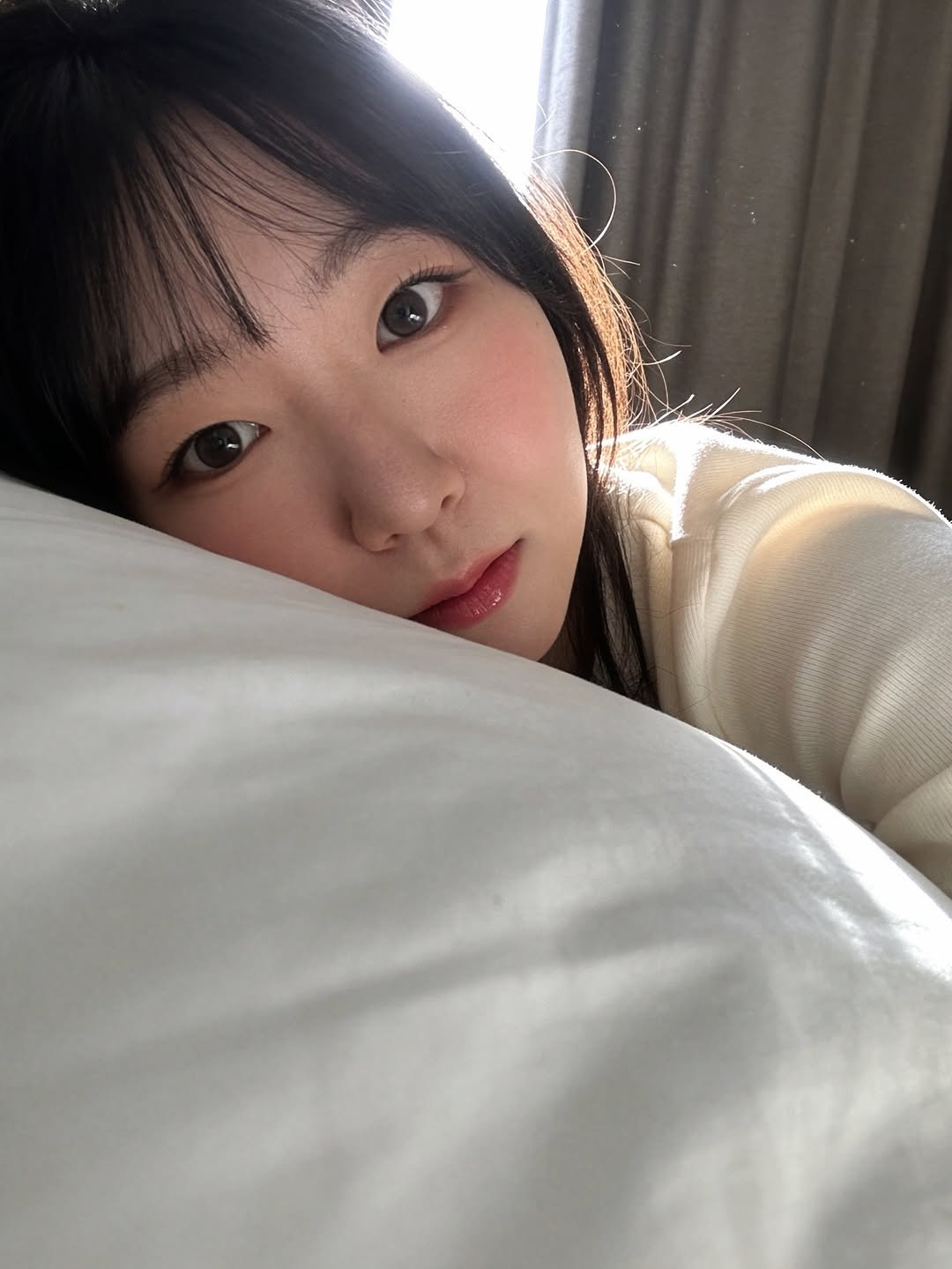 Photo by 남쪽구슬 | 키작녀 패션 데일리룩 | 똥손 뷰티 모공부자 on February 24, 2026. May be an image of one or more people, hair, bed, bedroom and text.