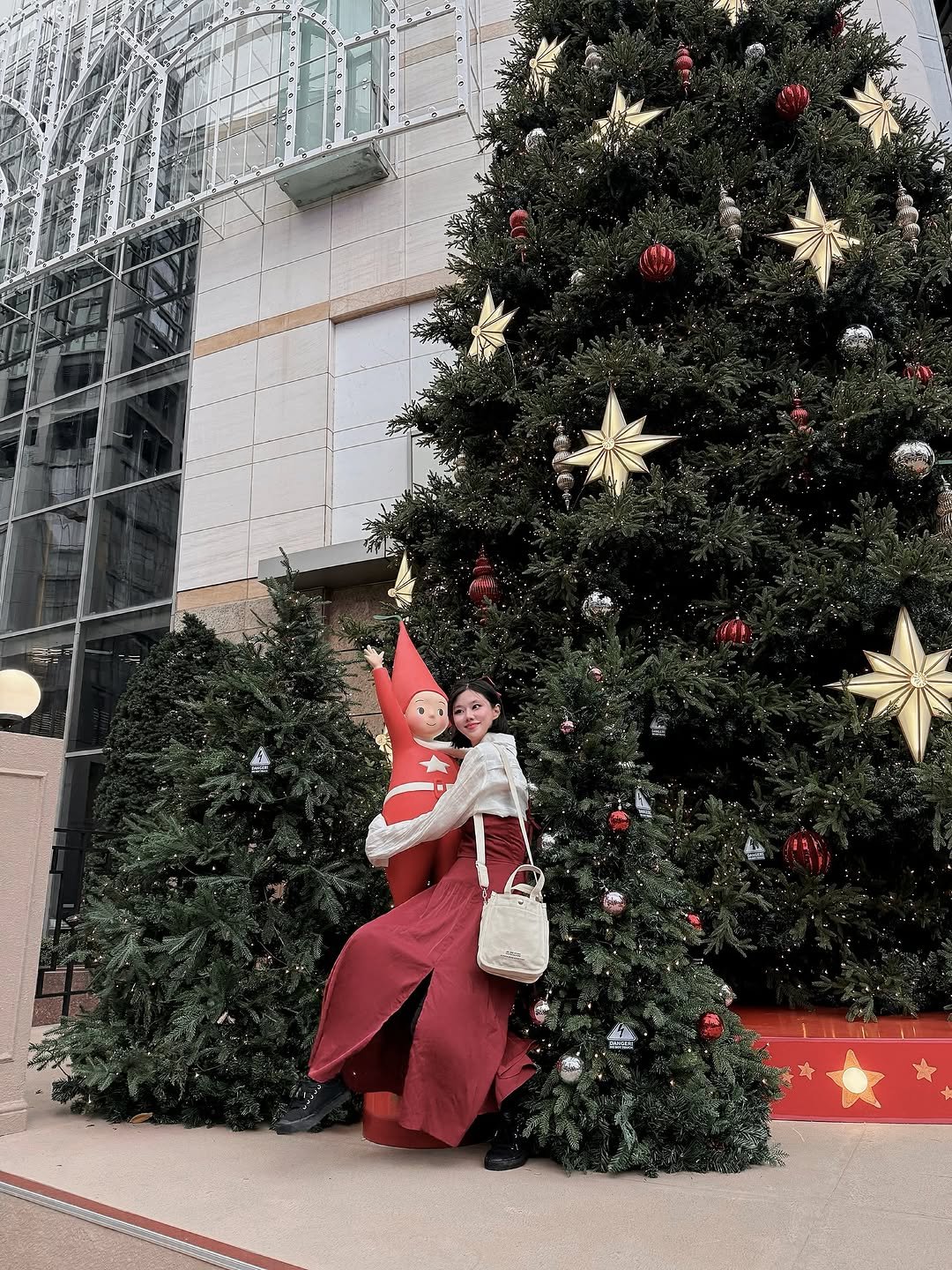 Photo shared by 패션 뷰티 아붐🍰ahboom on November 01, 2025 tagging @the_hyundai, @musinsa.official, @oliveyoung_official, @only_shinsegae, @lotteshopping, @all.about.seoul.trip, @meitu.app, @_seoulhotplace, @meitu.kr, @thehyundai_seoul, and @googlegemini. May be an image of christmas tree, bath robe, tinsel, cloak and text.