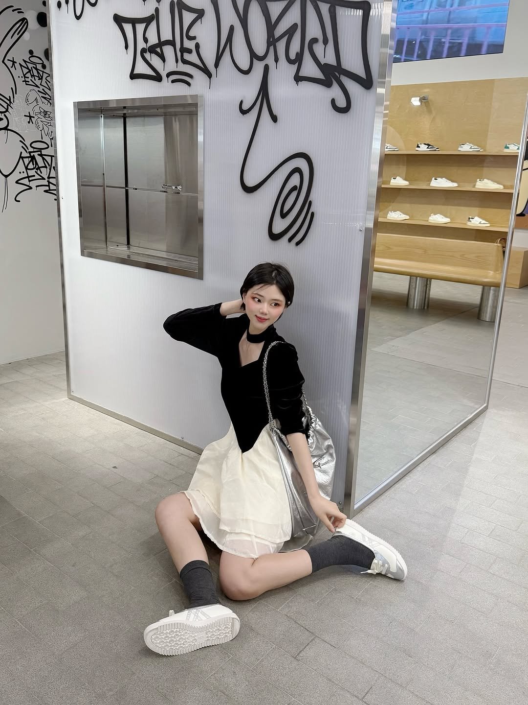 Photo shared by 패션 뷰티 아붐🍰ahboom on September 24, 2025 tagging @eastpacifictrade. May be an image of 1 person, phone, mirror, telephone and text.