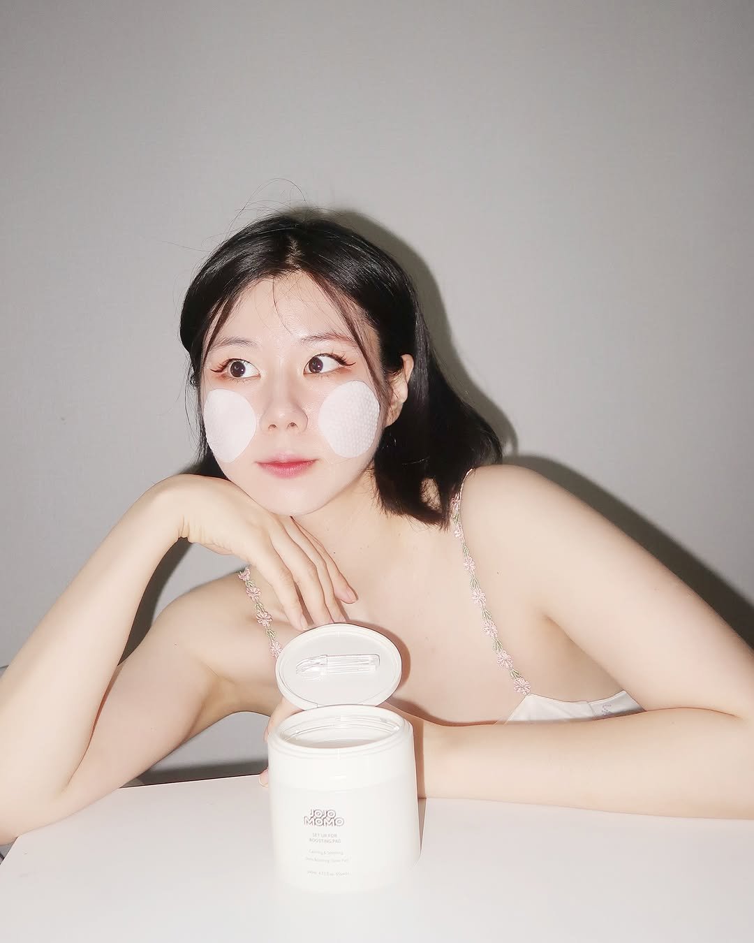 Photo shared by 패션 뷰티 아붐🍰ahboom on September 23, 2025 tagging @oliveyoung_official, @jojomomo.cos, and @jojomomo_official. May be an image of 1 person, makeup, hair product, hand cream, lotion and text.