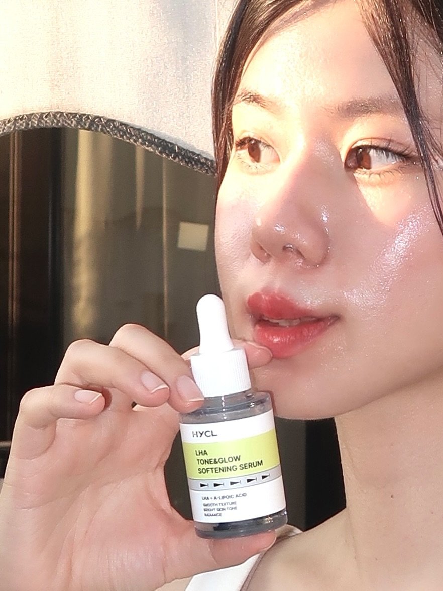 Photo shared by 패션 뷰티 아붐🍰ahboom on August 24, 2025 tagging @oliveyoung_official, and @hycl_official. May be an image of one or more people, makeup and ointment.