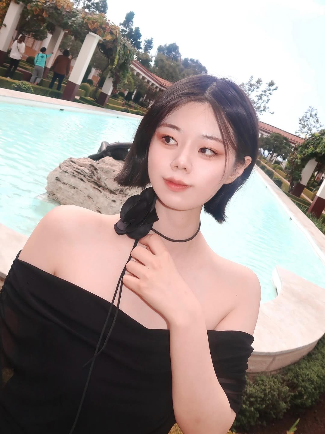 Photo shared by 패션 뷰티 아붐🍰ahboom on February 06, 2026 tagging @musinsa.official, @nationalmuseumofkorea, @oliveyoung_official, @kakaofriends_official, @kakaotalkgift_official, @losangelesbucketlist, @beautyahboom, @gettyvilla_, @seoulmuseumofcraftart, and @dailyfashion_news. May be an image of one or more people, hair, choker, pool and text.