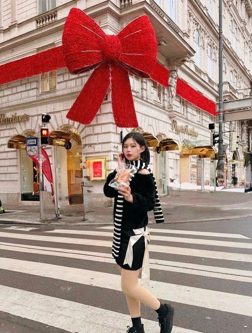 Photo by 패션 뷰티 아붐🍰ahboom on December 12, 2025. May be an image of duffle coat, street and text.