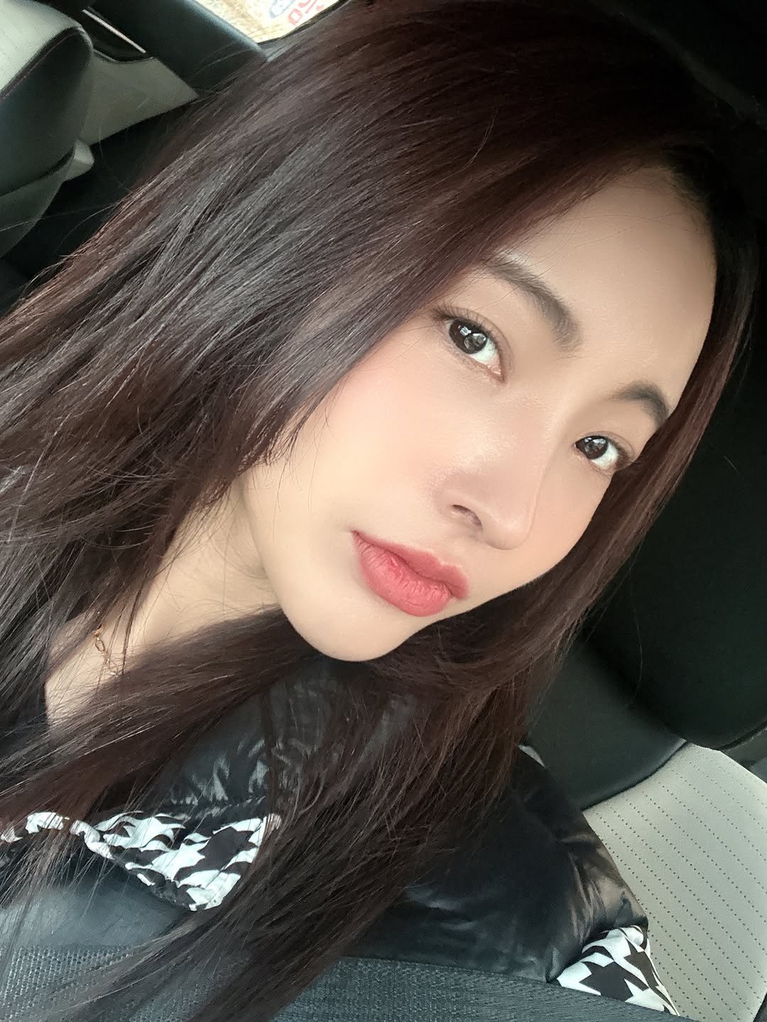 Aaar_jo 게시물 이미지: 안녕하세요
얼빡샷은 오랜만이에요
피드가 너무 죽은거 같아
4월에 찍어둔 셀카를...