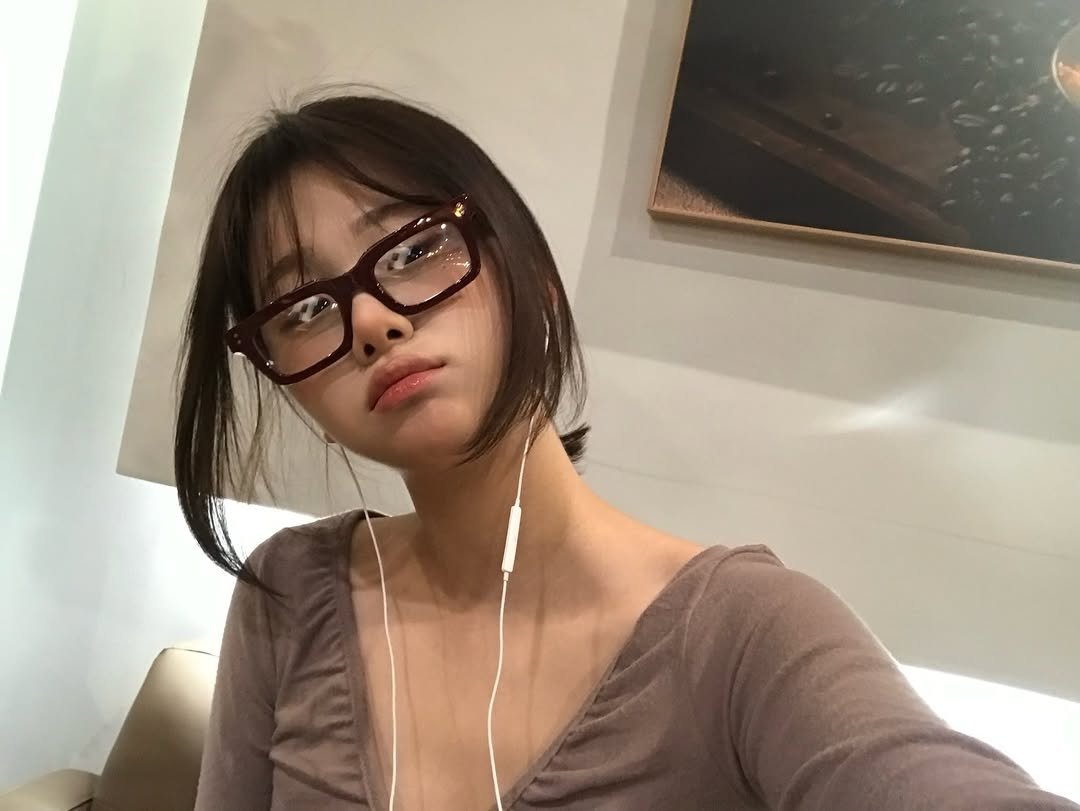 Photo by 백여경 on February 13, 2026. May be a selfie of one or more people, hair, eyeglasses and text.