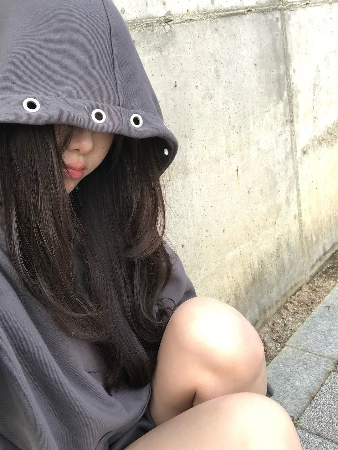 Photo by 백릿 on October 30, 2025. May be an image of duffle coat, cloak, parka, shorts, sweatshirt, drawstring and text.