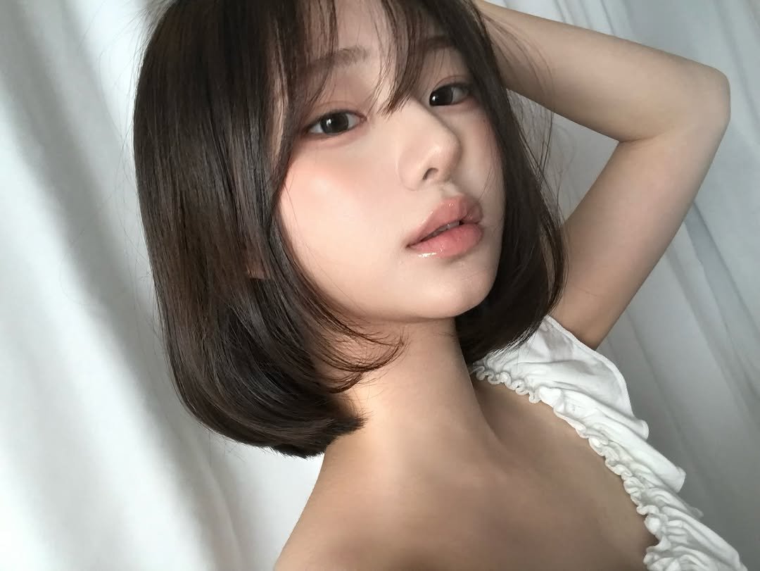 Photo by 백여경 on January 04, 2026. May be an image of one or more people, bangs, makeup and text.