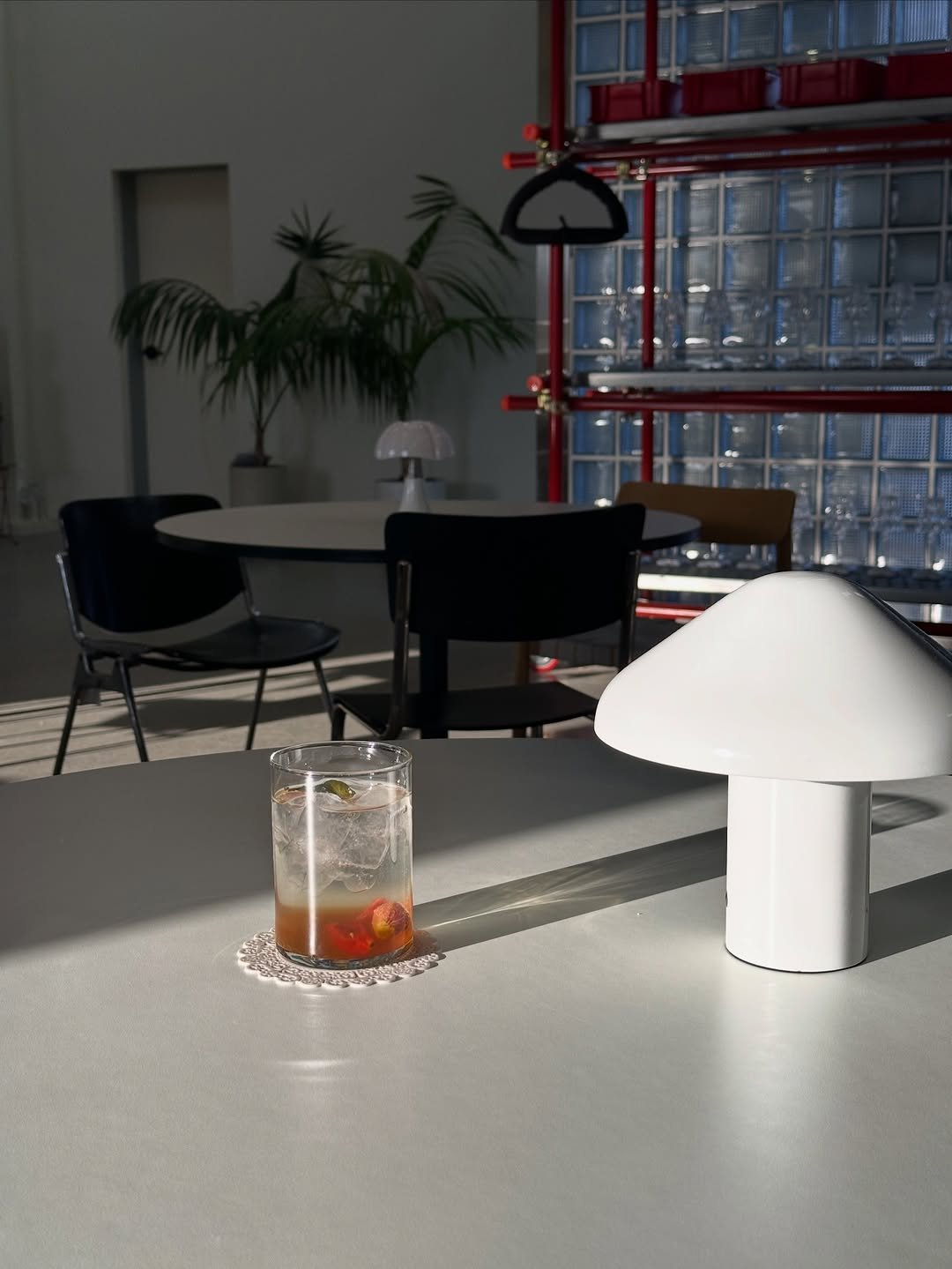 Photo by 은별 •ܫ• in Cheonan, Korea. May be an image of drink, coffee maker, lamp shade, lamp, carafe, cornflower and text.