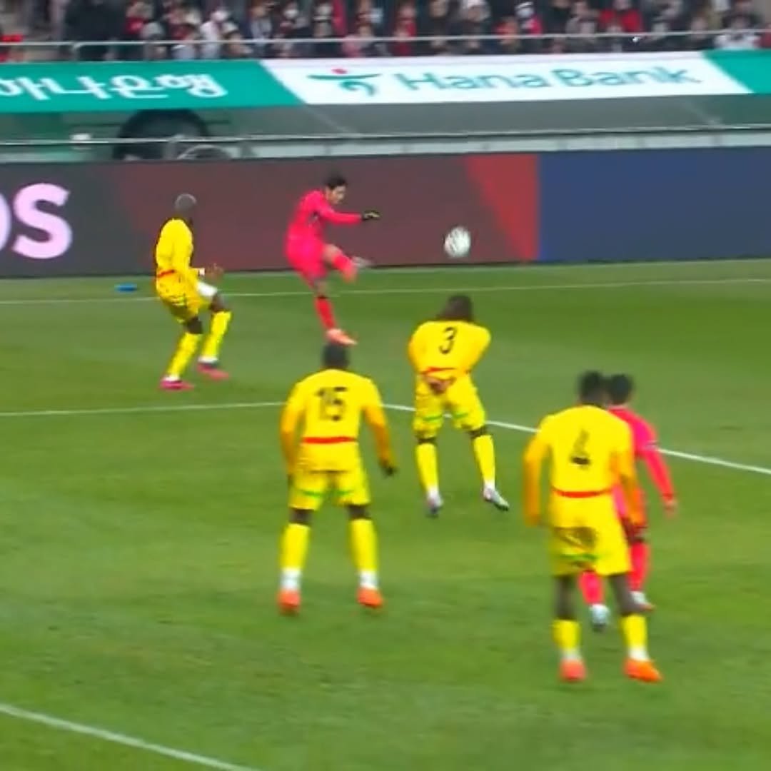 Photo by 축구 on November 18, 2025. May be an image of text that says '나은행 ㅎ Hana HanaBank Bart S អកិន្តុ'.