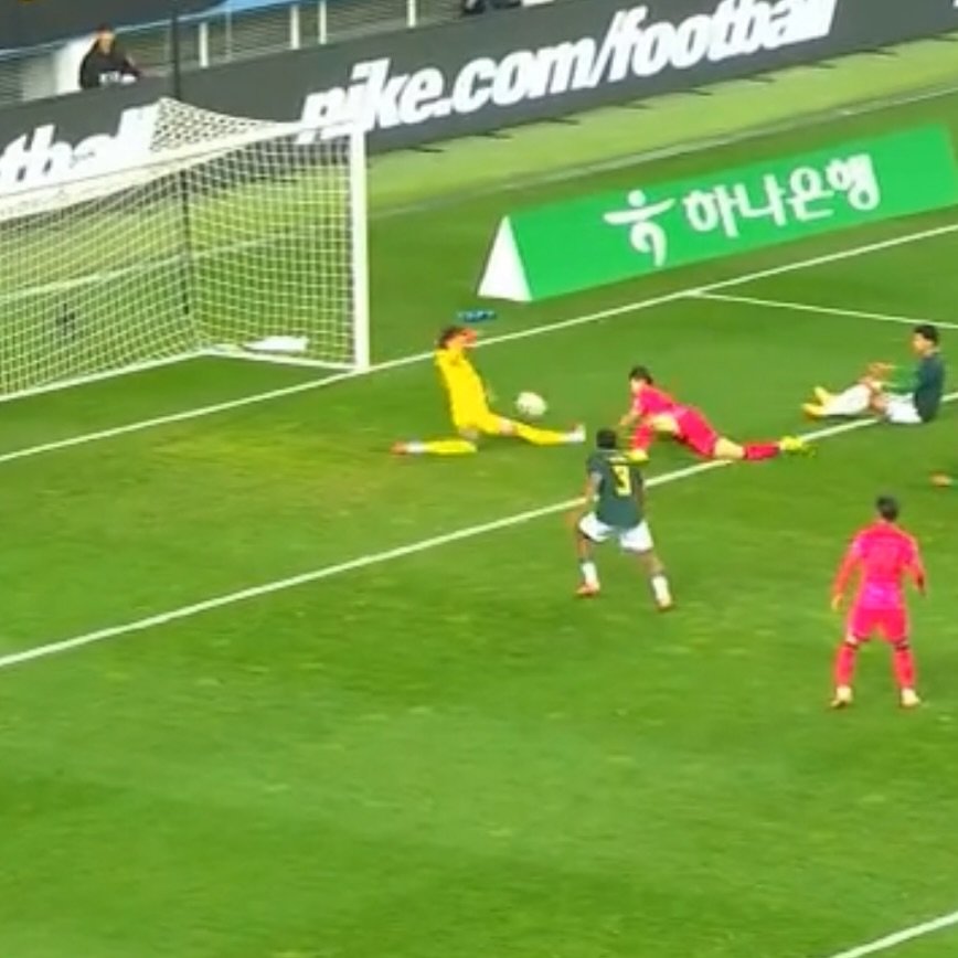 Photo by 축구 on November 14, 2025. May be an image of soccer, football and text that says 'Fecom/footte ਨं 하나은행'.