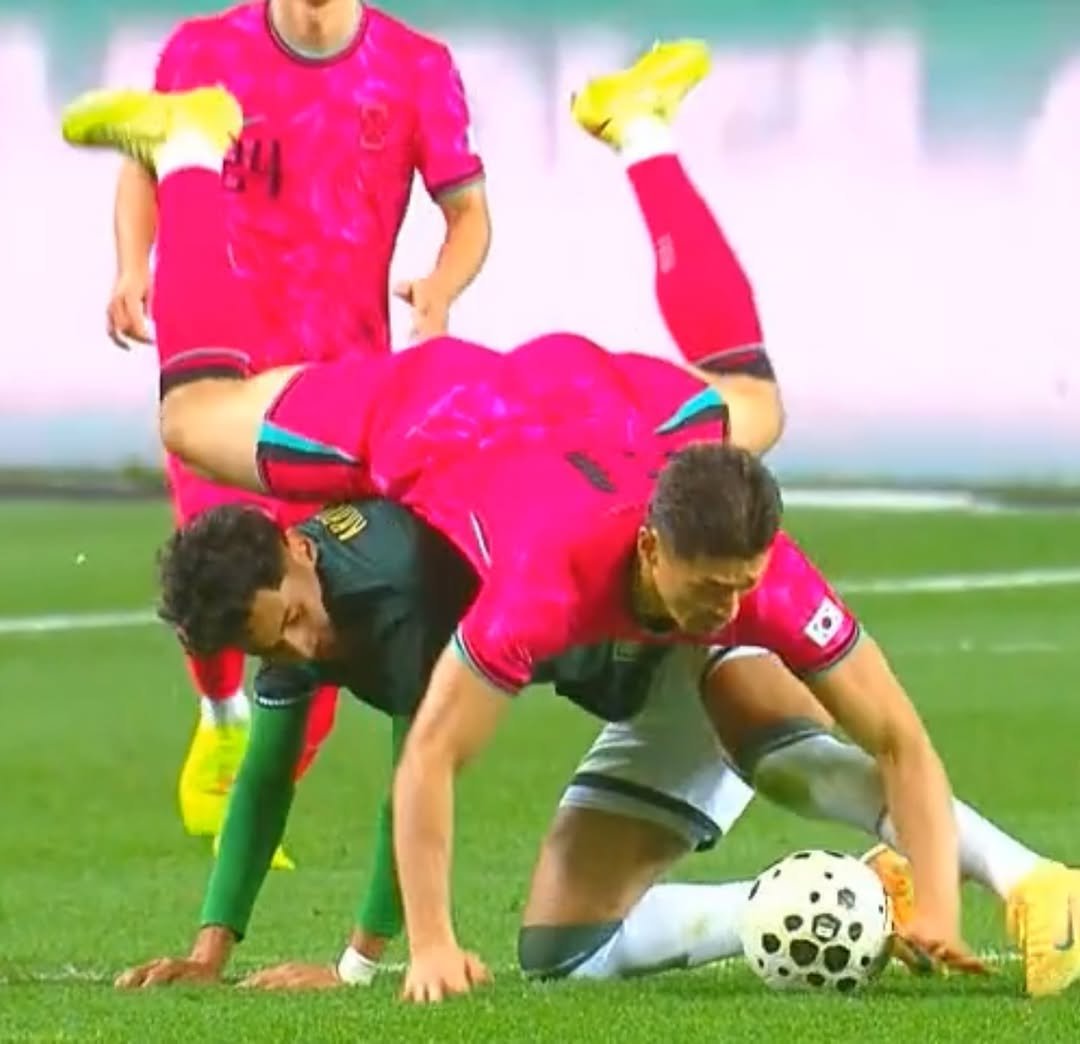 Photo by 축구 on November 14, 2025. May be an image of football and soccer.